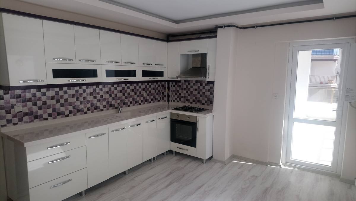 KEMAX EMLAK'TAN MERKEZDE SATIKADINDA KİLERLİ 3+1 DAİRE